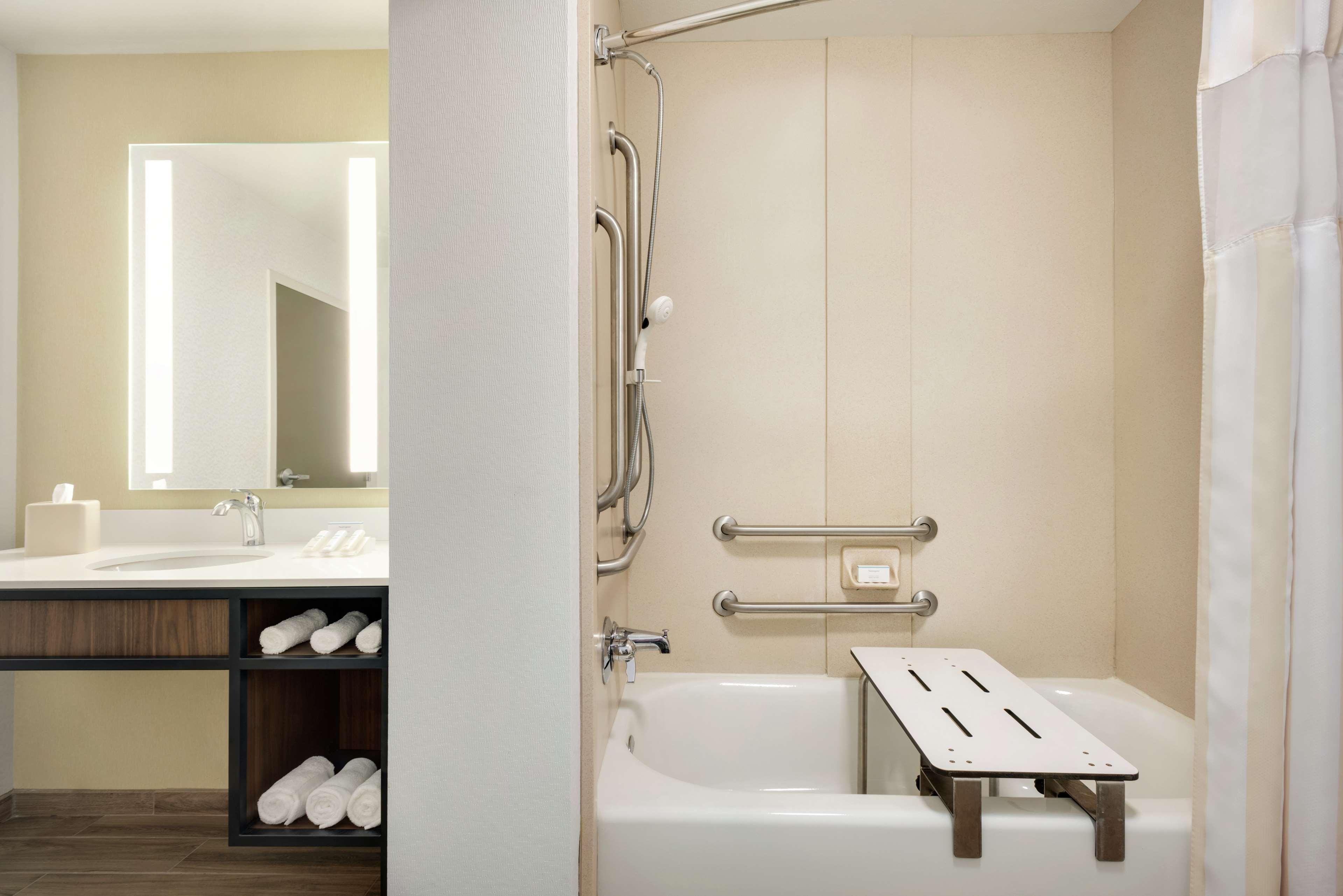 Hilton Garden Inn Dubuque Downtown Экстерьер фото