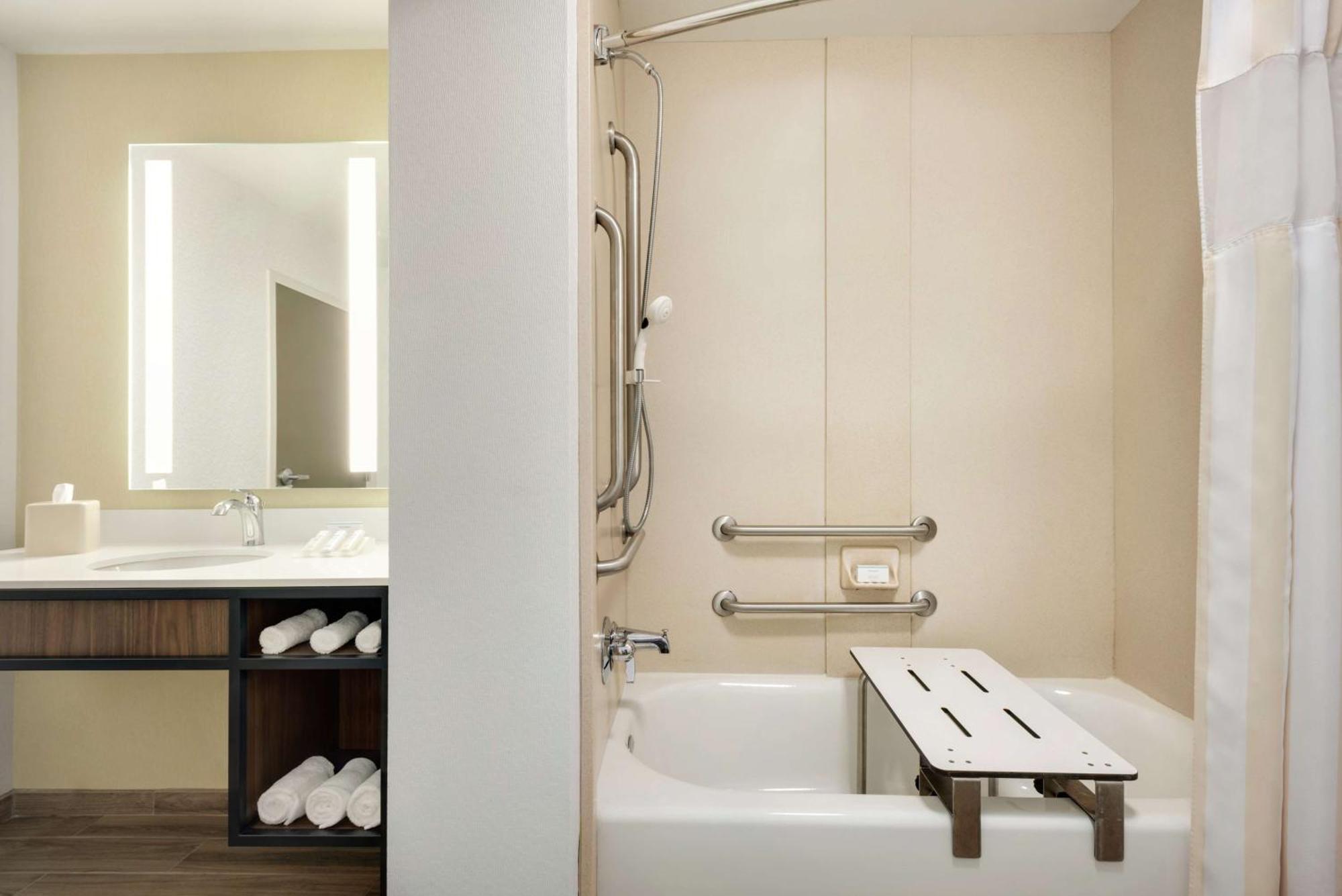 Hilton Garden Inn Dubuque Downtown Экстерьер фото